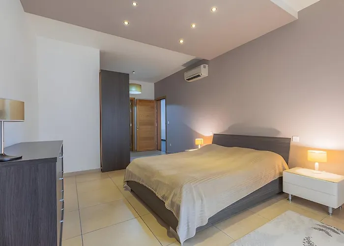 Luxury Coastal With Panoramic Views S9